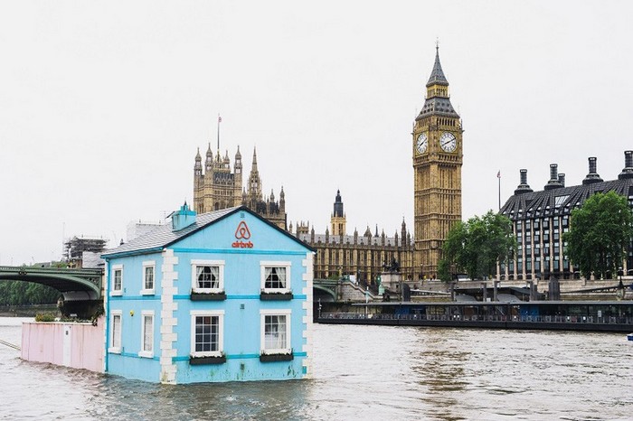 Сайт Airbnb змусив двоповерховий будинок плавати по Темзі