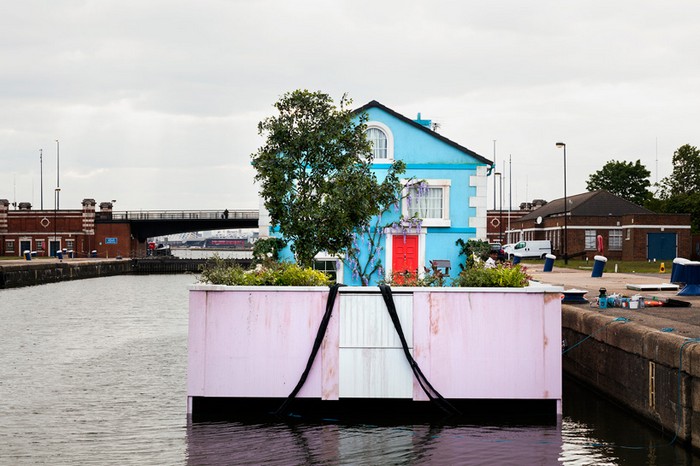 Сайт Airbnb змусив двоповерховий будинок плавати по Темзі