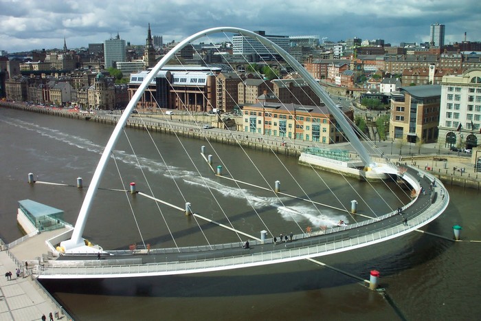 Gateshead Millennium Bridge - мобільний міст для велосипедистів та пішоходів
