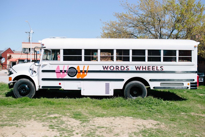 Words on Wheels – мобильная библиотека в старом школьном автобусе