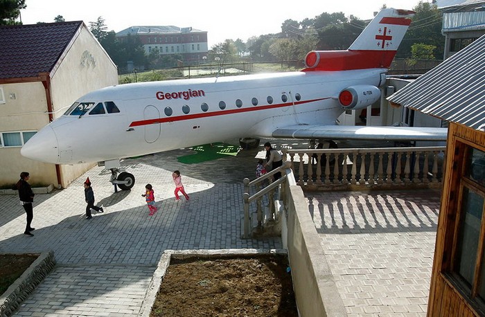 Грузинский детский сад в старом самолете