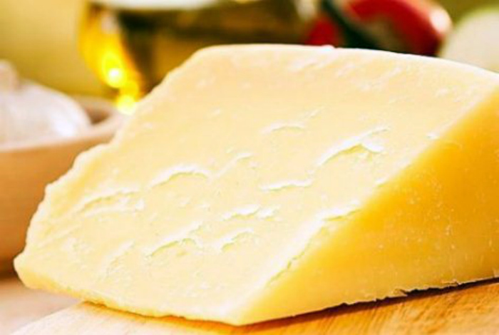 Предотвратить засыхание сыра.