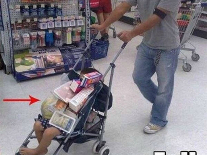 Детская коляска - это очень удобно. Только ребенок, чуть-чуть мешает.