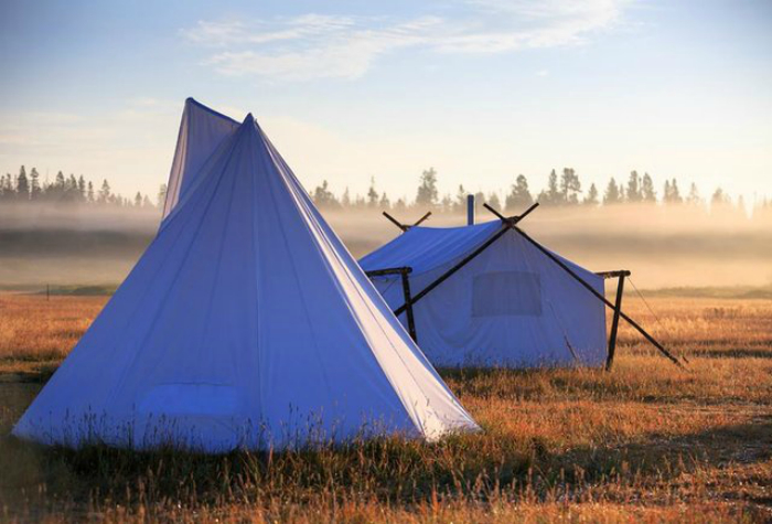 Палаточный лагерь, который предлагает каякинг, пеший туризм, рыбалку и спуск на плотах.