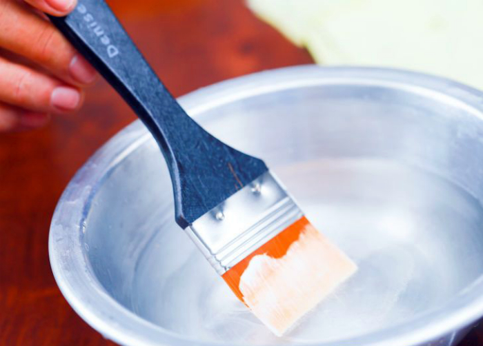 Очистить малярную кисть от засохшей краски.