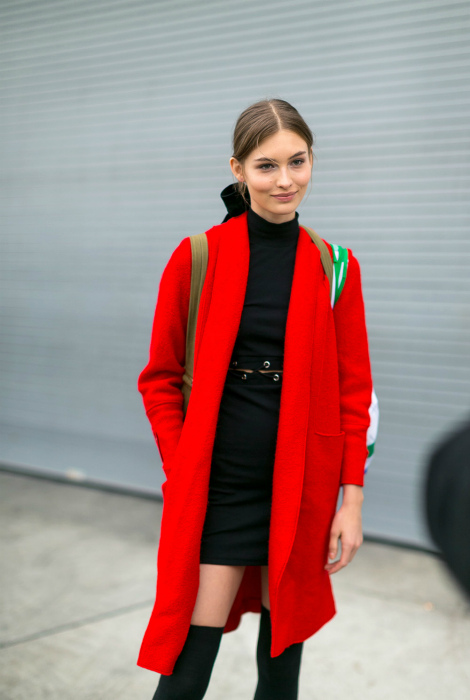 Красное пальто и черное платье.