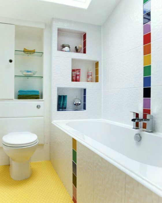 Белая ванная с полосками цвета.