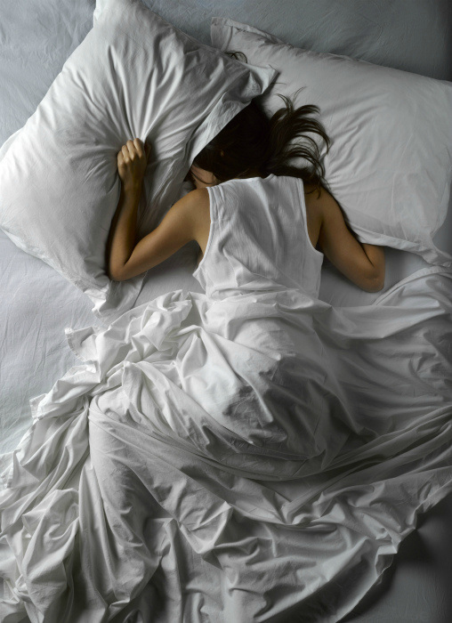 Привычка спать лицом в подушку.