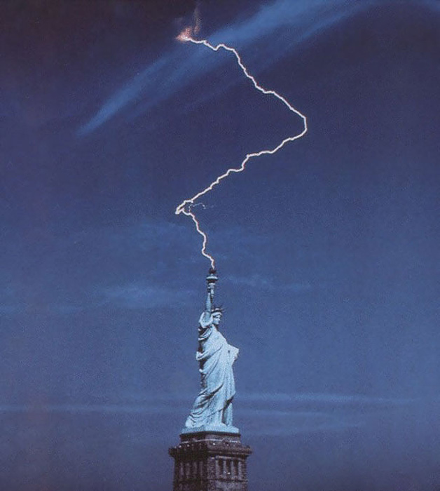 Знаменитая Статуя Свободы в США иногда мечет молнии.