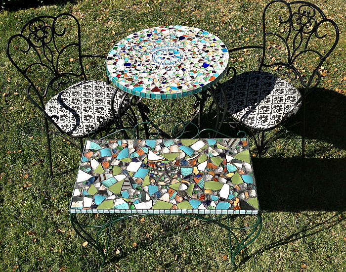 Садовые столики, украшенные мозаикой.