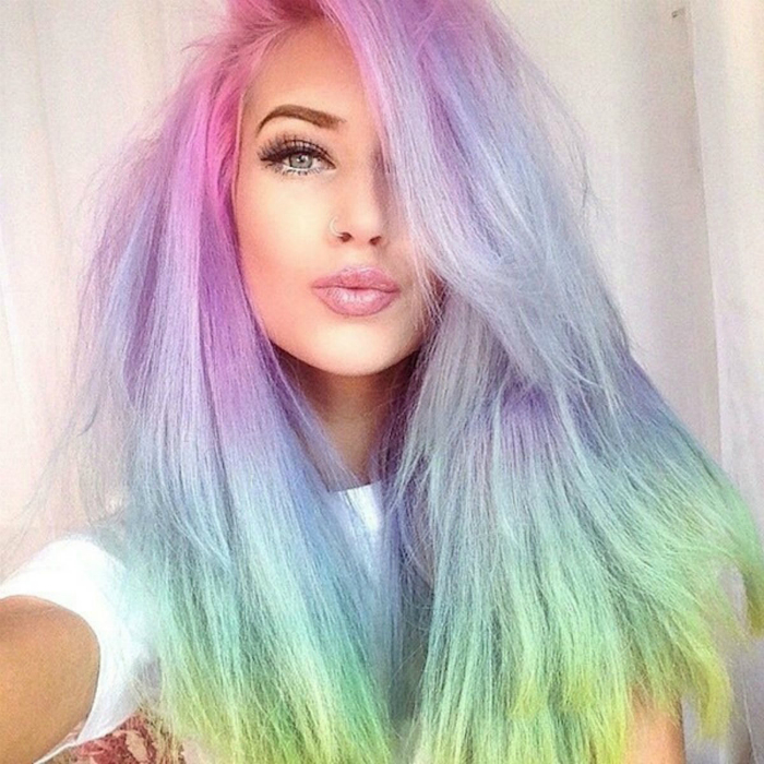 Волосы, окрашенные во все цвета радуги - один из самых модных трендов этой осени.