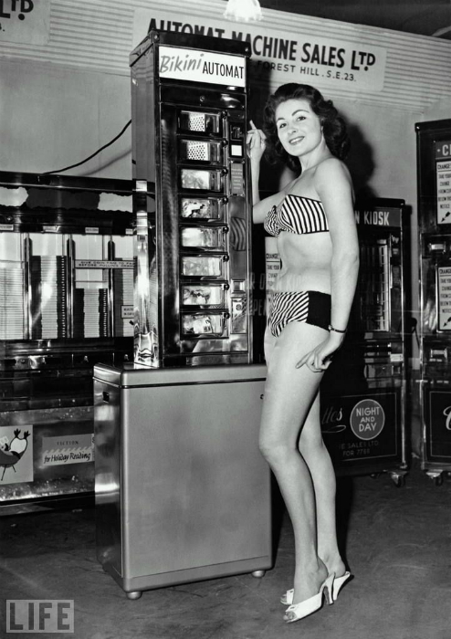 Автомат, в котором можно было купить женский купальный костюм.