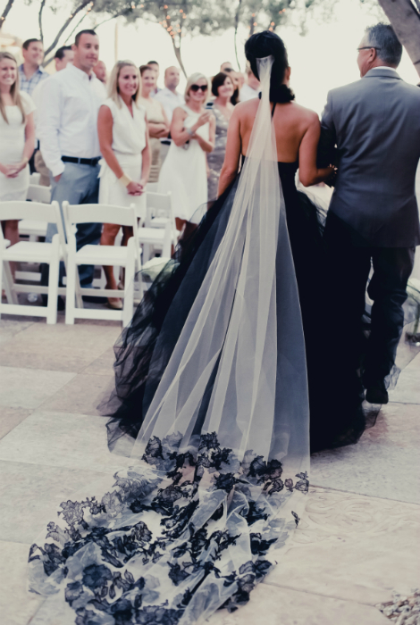 Весільна сукня чорного кольору.