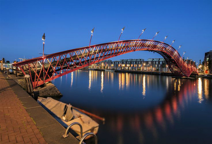 Мост «Питон» в Амстердаме.
