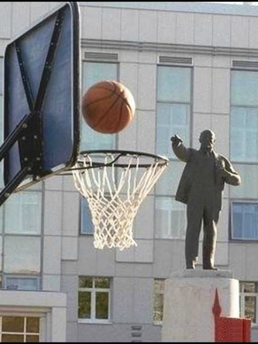 Владимир Ильич иногда не прочь поиграть в баскетбол.