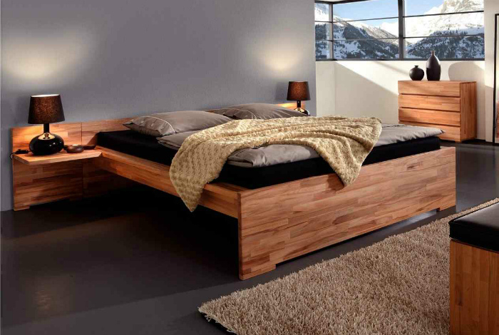 Кровать из массива дерева.
