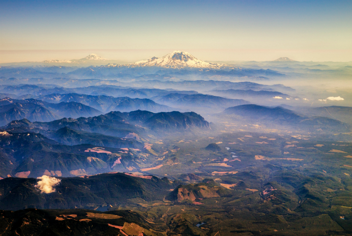 Скалистая местность и вулкан Рейнир. Фотограф: Мишель Мати.
