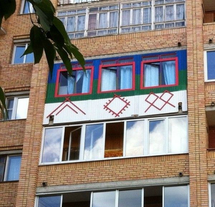 Балкон, украшенный этническими рисунками.