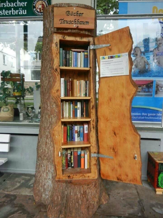 Книжный шкаф из дерева.