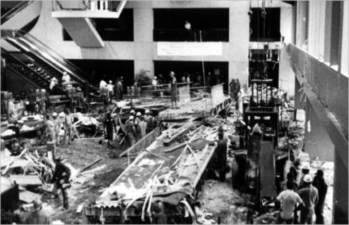 17 июля 1981 года, во время вечеринки, в атриуме гостиницы обрушились две подвесные галереи, расположенные друг над другом. В результате этого происшествия 114 человек погибло, 216 - получили серьезные ранения.