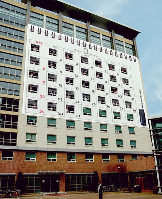 Огромный календарь от Axe, размещенный здании женского общежития.