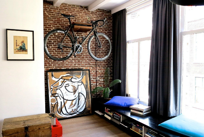 Велосипед на стене.