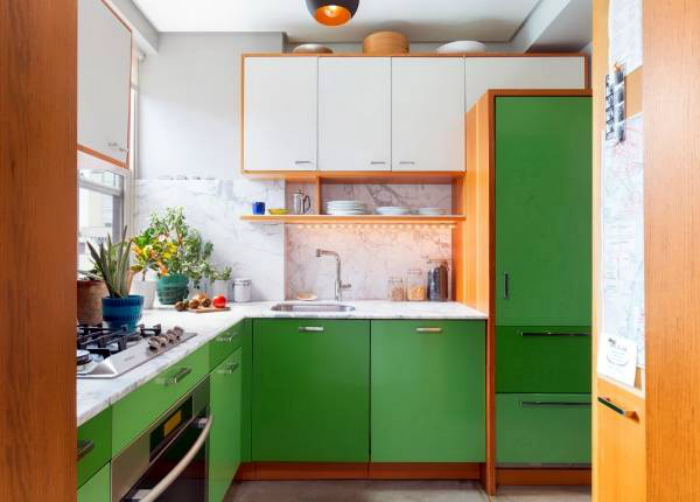 Жизнерадостная кухня с зелеными шкафчиками.