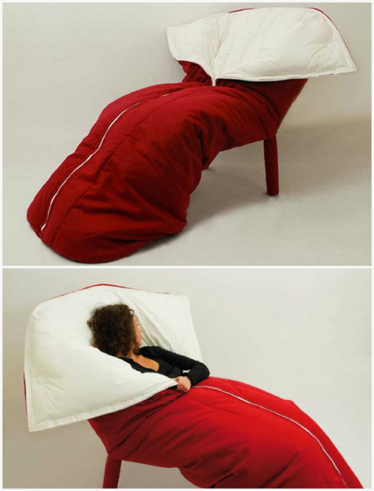Уютный стул со спальным мешком.