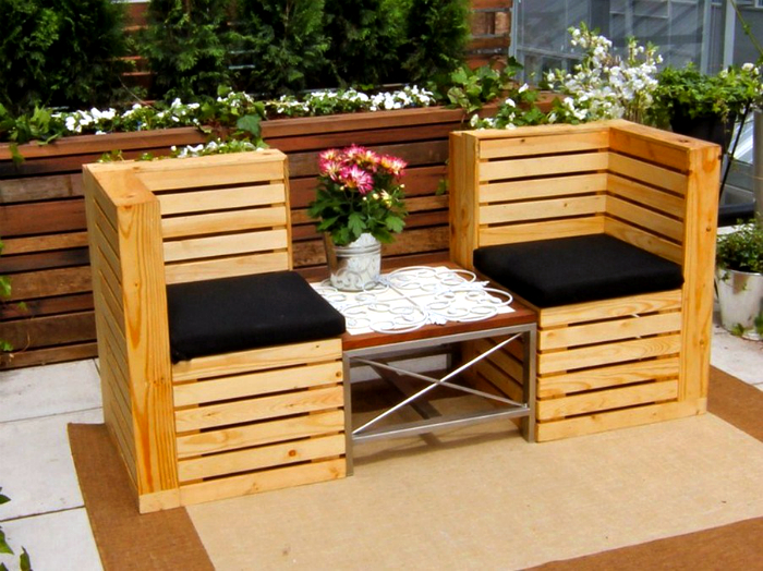 Скамейка со столиком из деревянных поддонов.