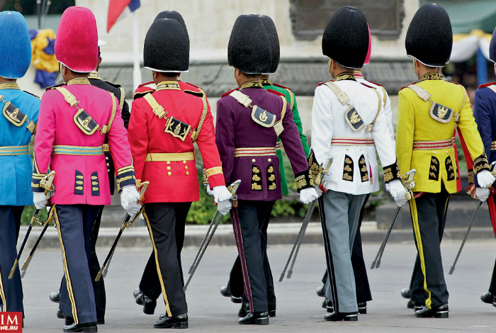 Каждому дню недели в Таиланде соответствуют своя планета, свое божество и свой цвет. Поэтому военнослужащие Таиланда носят форму разных цветов. Каждому дню недели в Таиланде соответствуют своя планета, свое божество и свой цвет. Поэтому военнослужащие Таиланда носят форму разных цветов.