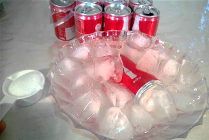 Чтобы быстро охладить напитки, поместите их в большую емкость со льдом и насыпьте туда две столовых ложки соли.