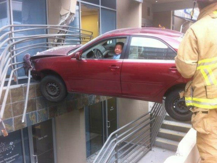 Мужчина решил отправиться в торговый центр на своей машине.