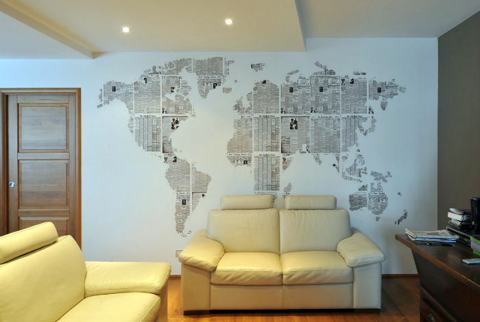 Карта мира на однотонной стене.