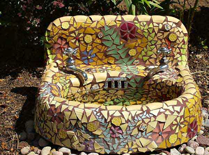 Старая раковина, декорированная мозаикой.