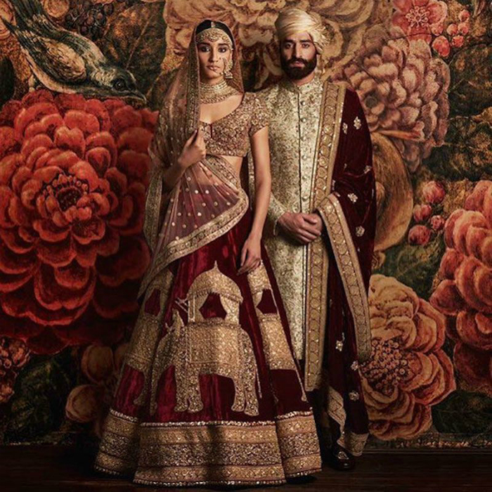 Индийские свадебные наряды жениха и невесты.