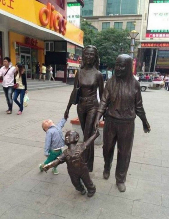 Прогулка со статуями.