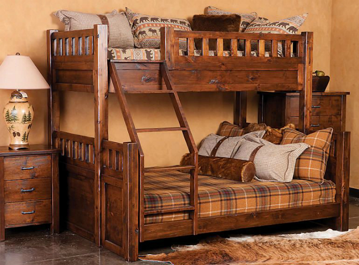 Деревянная двухъярусная кровать.