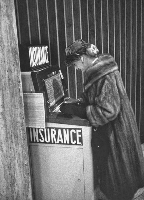 Автомат, продающий страховку в аэропорту Ньюарка, США.