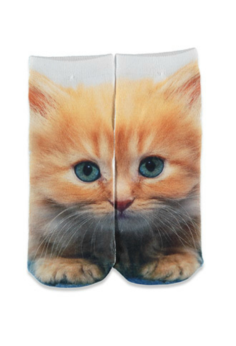 Пара носков, которые складываются в целостную картинку котенка. Пара носков, которые складываются в целостную картинку котенка.