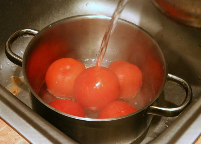 Простой способ очистки помидоров.