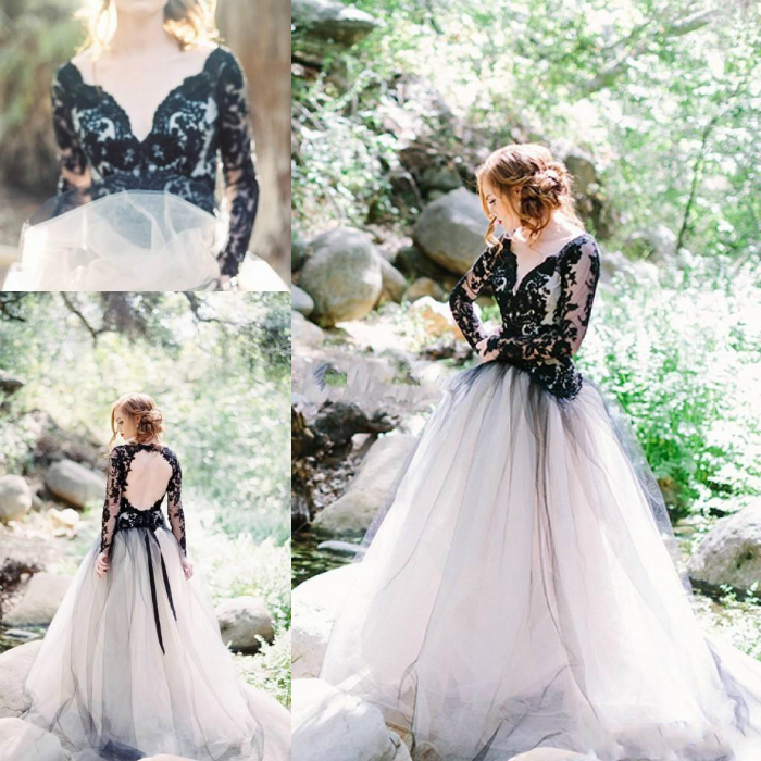 Весільна сукня зі світлою спідницею і чорним корсетом.