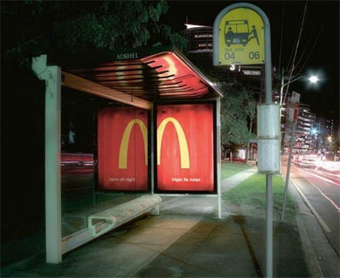 Остановка общественного транспорта с зеркальной стеной от сети ресторанов быстрого питания McDonald's.