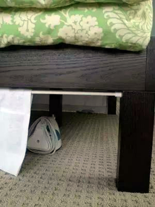 Шторки под кроватью.