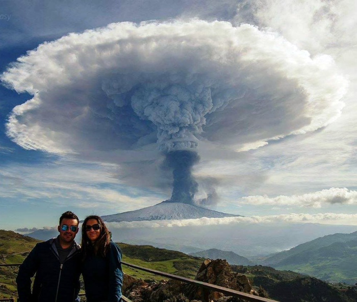Фото на фоне вулкана.