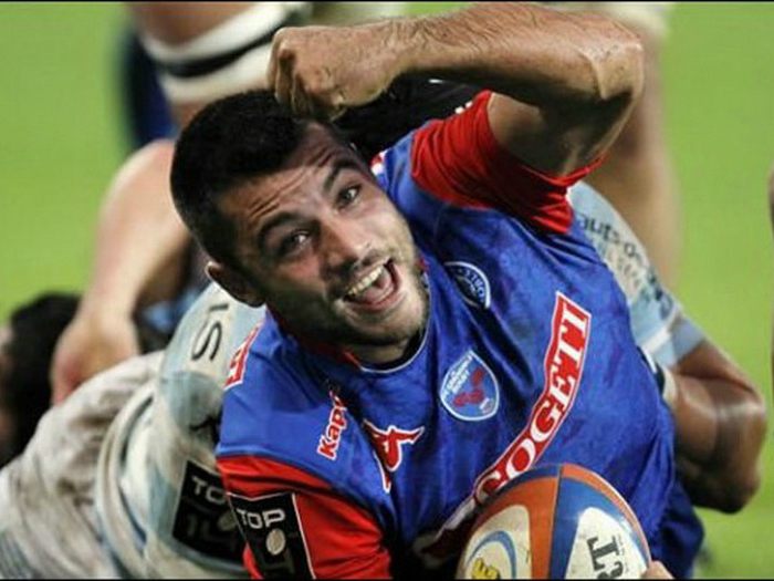 Даже после падения этот парень остается невозмутимым. Даже после падения этот парень остается невозмутимым.