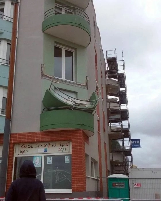 Обрушившийся балкон.