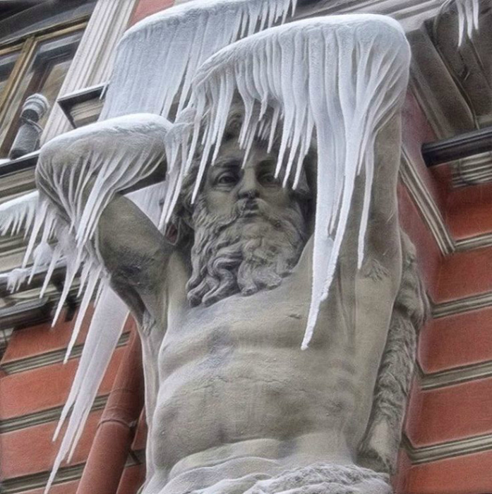 Зимняя версия скульптуры.