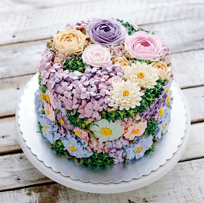 Весенний тортик, усыпанный цветами.