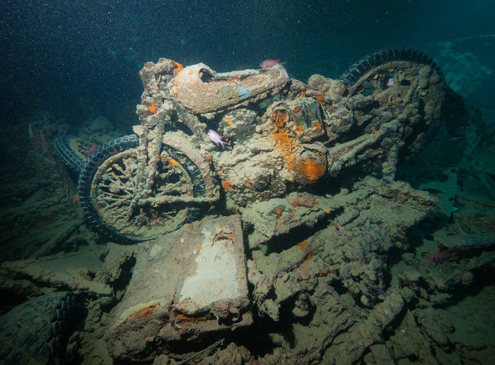 Мотоцикл под водой.