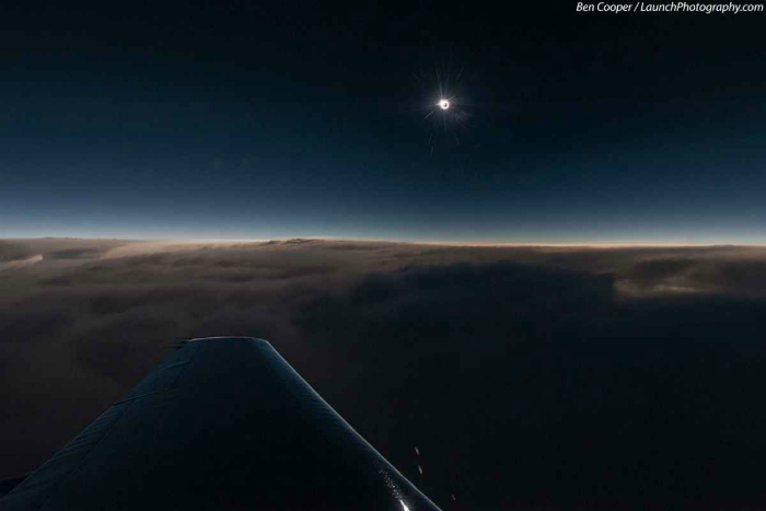 Из иллюминатора солнечное затмение выглядит намного ярче. Фотограф: Бен Купер.
